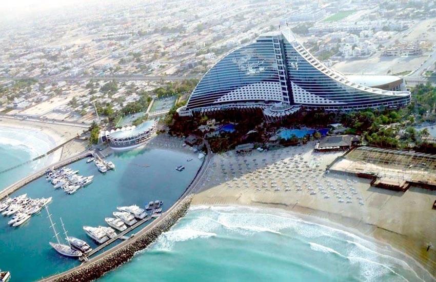 هتل جمیرا دبی، هتلی مواج در کنار ساحل(Jumeirah Beach Hotel)
